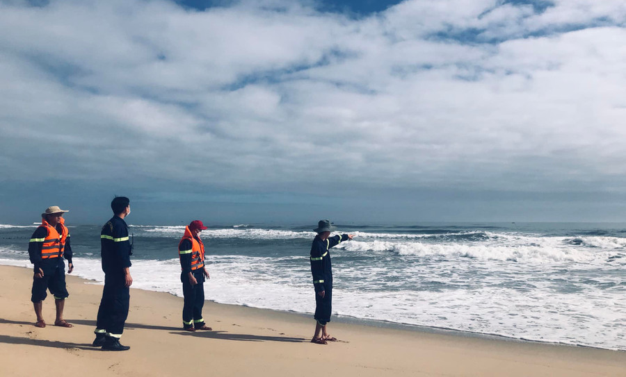 Sáng 6/2, lực lượng Cảnh sát PCCC và CNCH tiếp tục triển khai lực lượng, phương tiện tìm kiếm nạn nhân đuối nước mất tích. Ảnh : Cảnh sát PCCC và CNCH Công an tỉnh Quảng Ngãi.