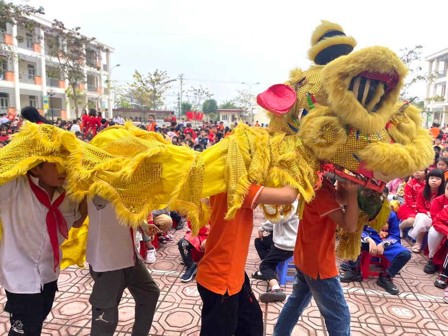 Tiết mục múa Lân tạo không khí sôi động. Tiết mục múa Lân tạo không khí sôi động.