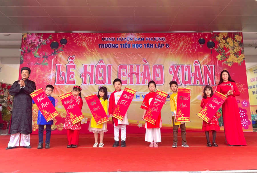 Tục xin chữ đầu năm thể hiện khát vọng, mong ước của học trò trong dịp Tết đến xuân về. Tục xin chữ đầu năm thể hiện khát vọng, mong ước của học trò trong dịp Tết đến xuân về.