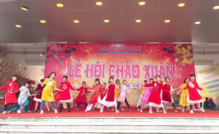 Tiết mục múa hát do học sinh biểu diễn. Tiết mục múa hát do học sinh biểu diễn.