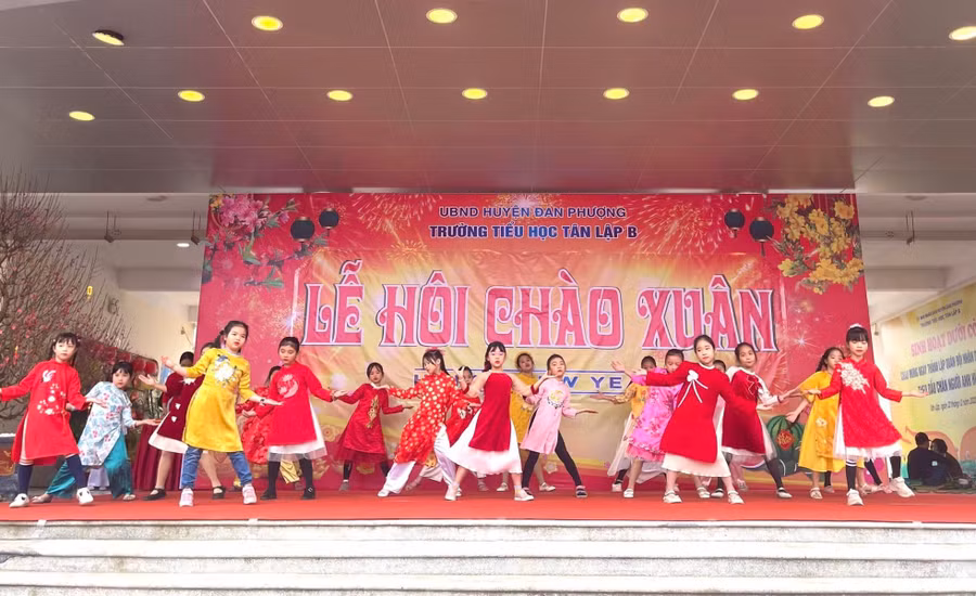 Tiết mục múa hát do học sinh biểu diễn. Tiết mục múa hát do học sinh biểu diễn.