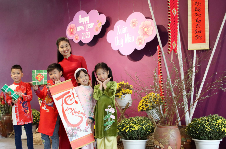 Cô trò cùng nhau lưu lại khoảnh khắc tuyệt vời tại chương trình đón xuân 2023. Cô trò cùng nhau lưu lại khoảnh khắc tuyệt vời tại chương trình đón xuân 2023.