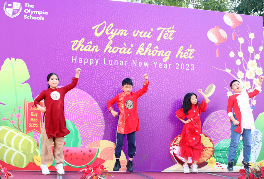 Học sinh dự lễ hội xuân tại trường với tâm trạng háo hức, phấn khởi. Học sinh dự lễ hội xuân tại trường với tâm trạng háo hức, phấn khởi.