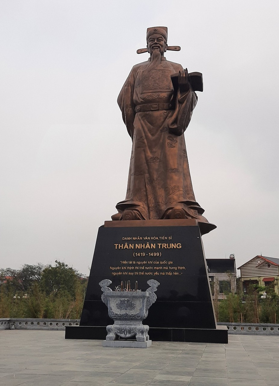 Tượng đài Tiến sĩ Thân Nhân Trung tại khu di tích Đền thờ nằm ở địa bàn thị trấn Nếnh. Tượng đài Tiến sĩ Thân Nhân Trung tại khu di tích Đền thờ nằm ở địa bàn thị trấn Nếnh.