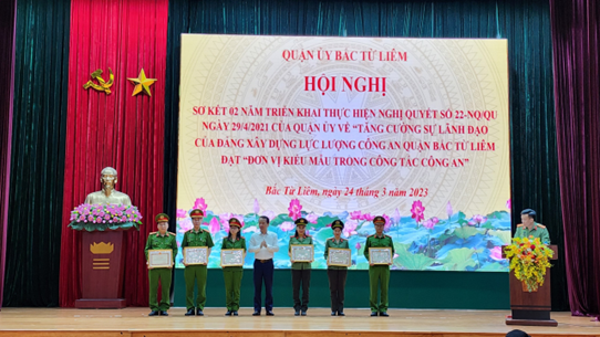 Lãnh đạo quận Bắc Từ Liêm trao thưởng cho một số đơn vị/cá nhân có thành tích xuất sắc.