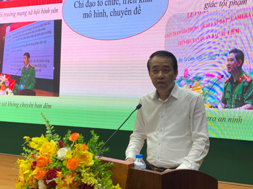 Ông Lưu Ngọc Hà - Phó Bí thư Quận ủy, Chủ tịch UBND quận Bắc Từ Liêm trình bày báo cáo tóm tắt tại hội nghị.