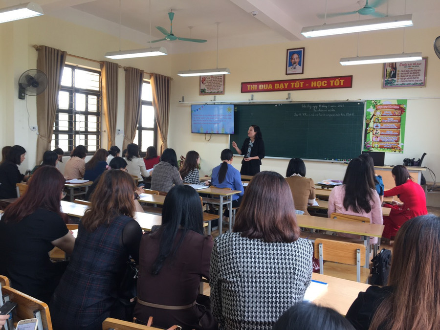 Các đại biểu cùng nhau thảo luận ý kiến sau các tiết dạy minh họa để rút kinh nghiệm. Các đại biểu cùng nhau thảo luận ý kiến sau các tiết dạy minh họa để rút kinh nghiệm.