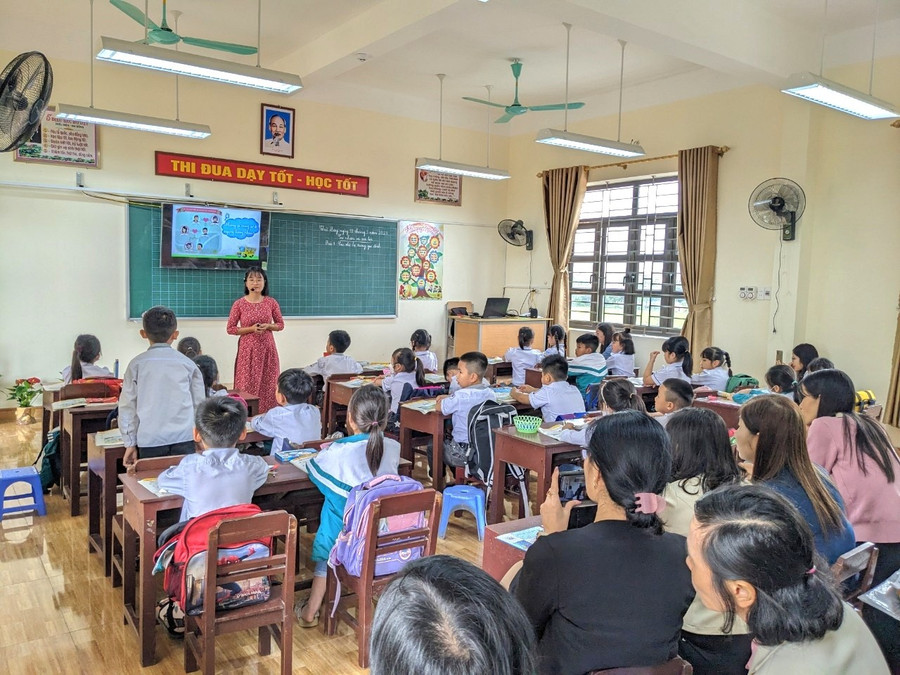 Tiết dạy minh họa môn Tự nhiên và Xã hội của cô giáo Lưu Thị Oanh - giáo viên Trường Tiểu học Hải Phúc. Tiết dạy minh họa môn Tự nhiên và Xã hội của cô giáo Lưu Thị Oanh - giáo viên Trường Tiểu học Hải Phúc.