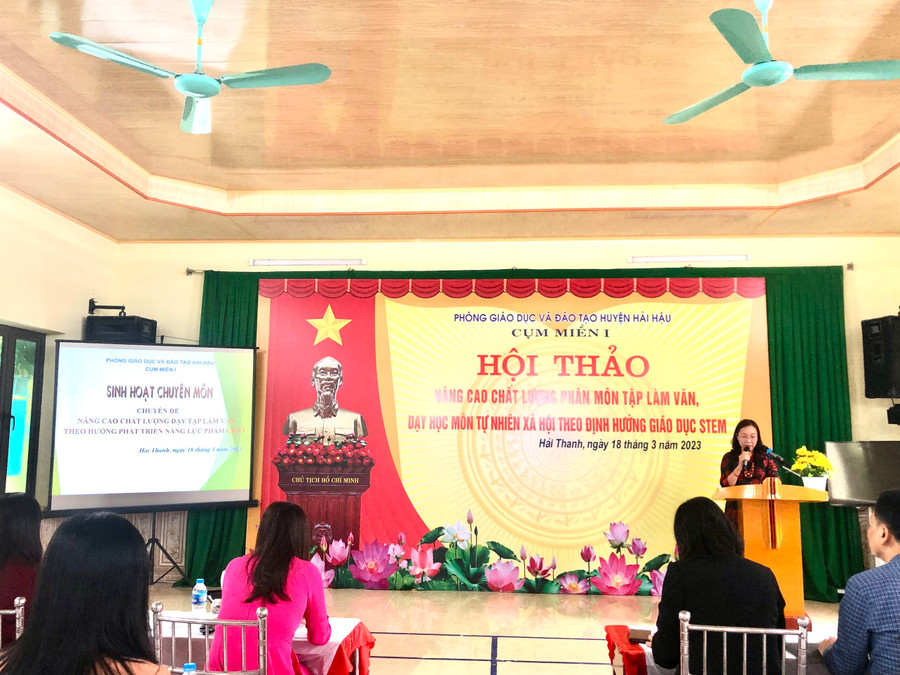 Cô Nguyễn Thị Kim Thoa - Phó Hiệu trưởng Trường Tiểu học Hải Thanh chia sẻ ý kiến tại hội thảo. Cô Nguyễn Thị Kim Thoa - Phó Hiệu trưởng Trường Tiểu học Hải Thanh chia sẻ ý kiến tại hội thảo.