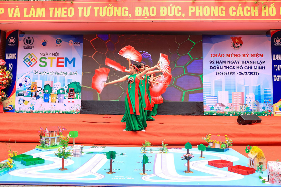 Đây là một trong những sự kiện chào mừng kỷ niệm 92 năm thành lập Đoàn TNCS Hồ Chí Minh được Trường THCS Nguyễn Du tổ chức. Đây là một trong những sự kiện chào mừng kỷ niệm 92 năm thành lập Đoàn TNCS Hồ Chí Minh được Trường THCS Nguyễn Du tổ chức.