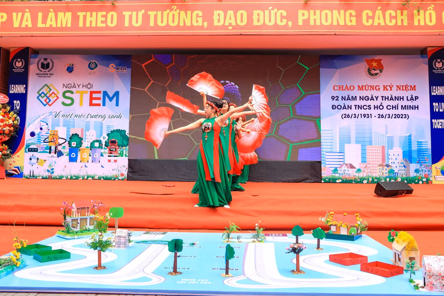 Đây là một trong những sự kiện chào mừng kỷ niệm 92 năm thành lập Đoàn TNCS Hồ Chí Minh được Trường THCS Nguyễn Du tổ chức.