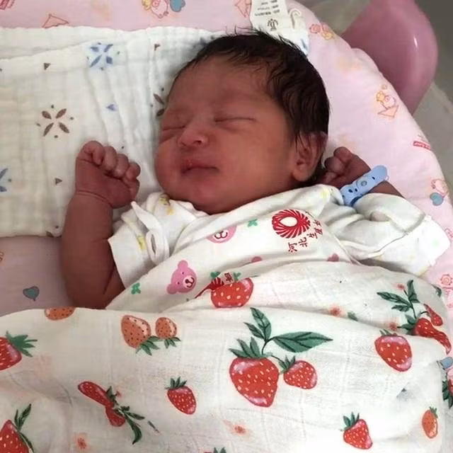 Buồn lòng vì con sinh ra xấu xí, 3 năm sau bé lột xác, đẹp nhất ở đôi mắt 