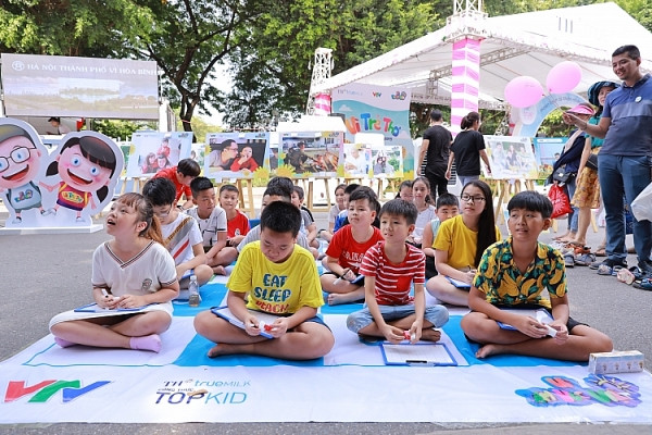 Hàng trăm bạn nhỏ hào hứng Rung chuông vàng cùng Phan Anh Esheep Chuẩn bị rung chuông vàng giữa phố đi bộ