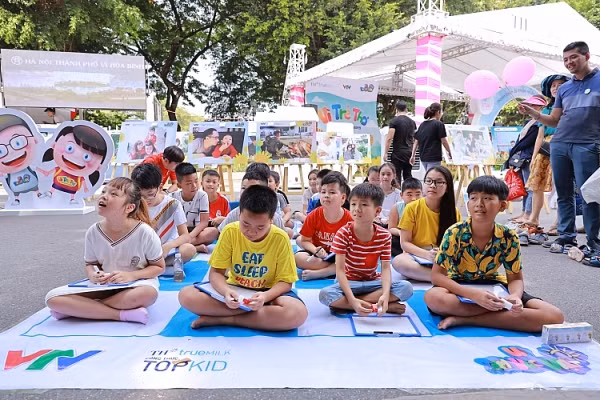 Hàng trăm bạn nhỏ hào hứng Rung chuông vàng cùng Phan Anh Esheep Chuẩn bị rung chuông vàng giữa phố đi bộ