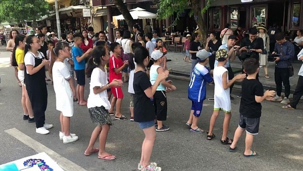 Hàng trăm bạn nhỏ hào hứng Rung chuông vàng cùng Phan Anh Esheep Cùng nhảy theo nhạc nào…