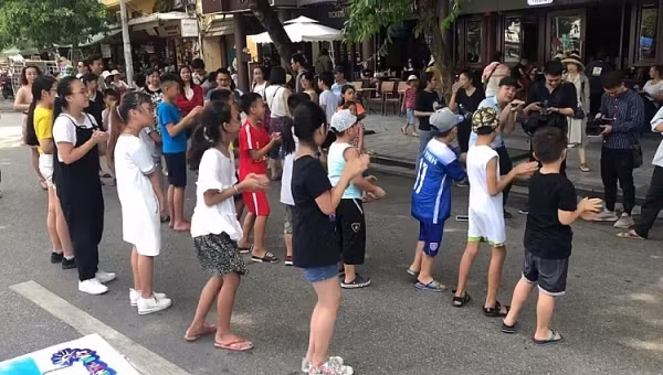 Hàng trăm bạn nhỏ hào hứng Rung chuông vàng cùng Phan Anh Esheep Cùng nhảy theo nhạc nào…