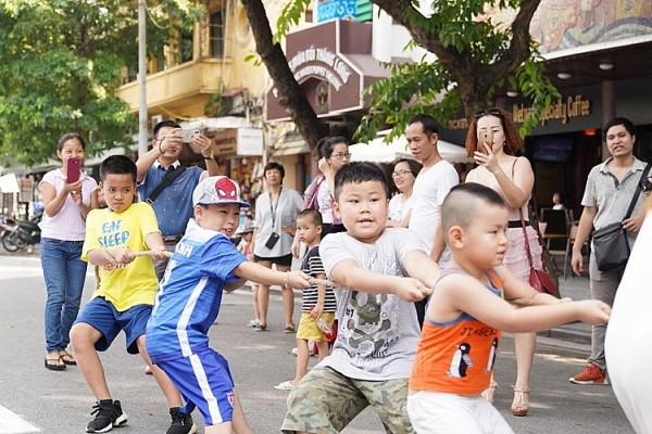 Hàng trăm bạn nhỏ hào hứng Rung chuông vàng cùng Phan Anh Esheep Thử sức với màn kéo co hào hứng trong sự cổ vũ của người thân