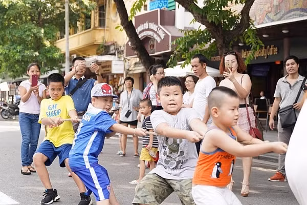 Hàng trăm bạn nhỏ hào hứng Rung chuông vàng cùng Phan Anh Esheep Thử sức với màn kéo co hào hứng trong sự cổ vũ của người thân