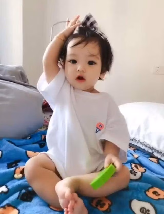 Buồn lòng vì con sinh ra xấu xí, 3 năm sau bé lột xác, đẹp nhất ở đôi mắt 