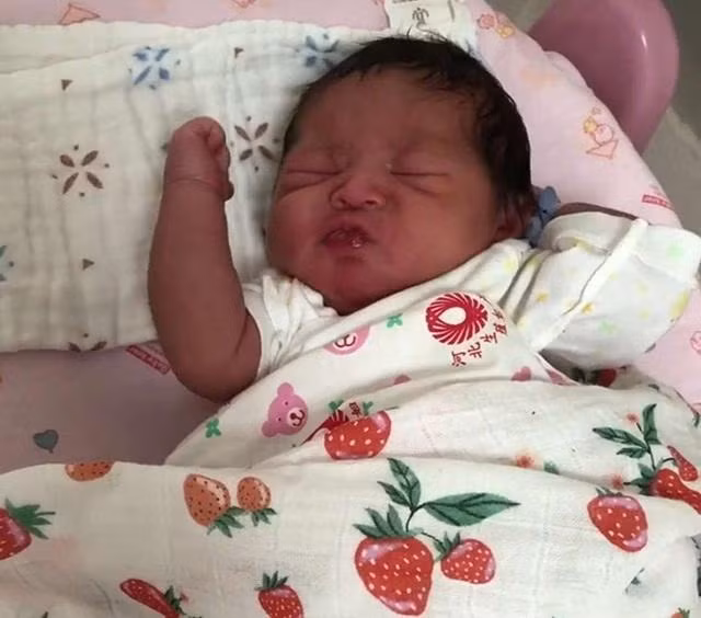 Buồn lòng vì con sinh ra xấu xí, 3 năm sau bé lột xác, đẹp nhất ở đôi mắt 