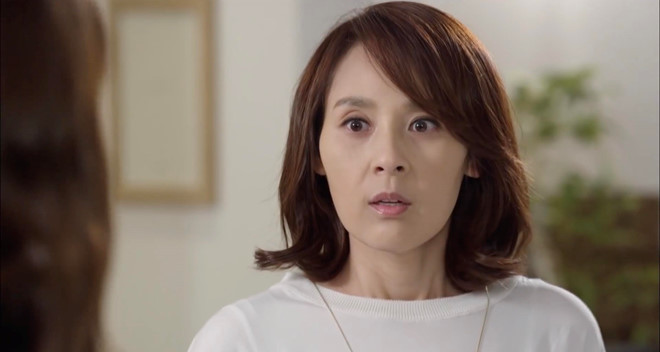 Who Are You: School 2015 (Học đường 2015): Góp mặt trong phần 6 của của series School,Jeon Mi Seon hoá thân mẹ nuôi của Lee Eun Byul. Nhân vật này đại diện cho góc nhìn của các bậc phụ huynh có con ở độ tuổi phổ thông trung học. Tuy bị đánh giá là kém xuất sắc so với các phần trước, School 2015 vẫn là một trong những dự án đáng nhớ của đài KBS năm 2015. Phim mở ra cuộc sống đối lập của hai chị em song sinh Lee Eun Byul và Lee Eun Bi. Họ bị chia cắt từ bé khi còn ở cô nhi viện. Sau chuỗi ngày bị bắt nạt ở trường, Eun Bi quyết định tìm tới cái chết nhưng được Eun Byul giải cứu kịp thời. Cao trào xuất hiện khi Eun Byul quyết định tráo đổi thân phận với người em sinh đôi. Nhung vai dien an tuong cua nu dien vien gao coi Han truoc khi tu tu hinh anh 2