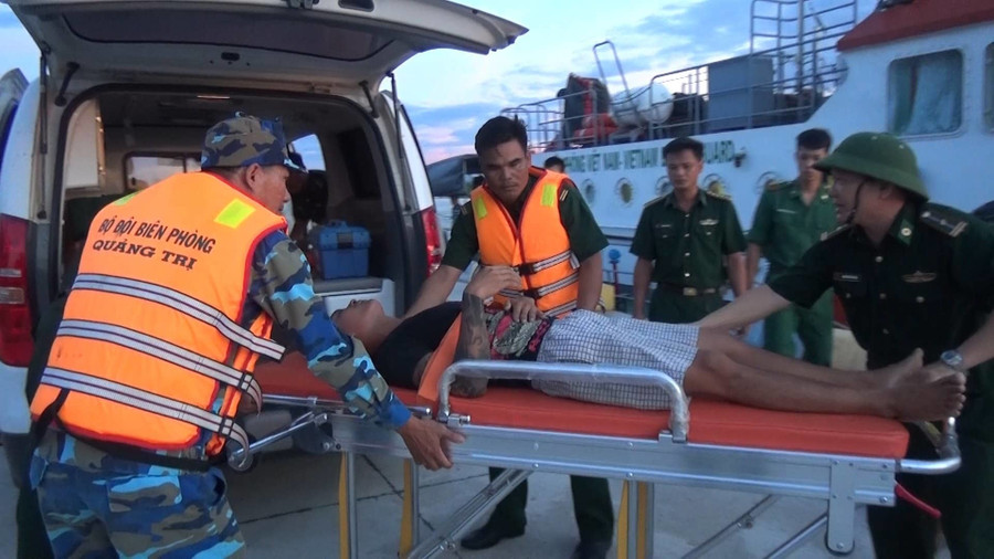 Lốc nhấn chìm tàu cá ở Quảng Bình, 8 người lênh đênh trên biển