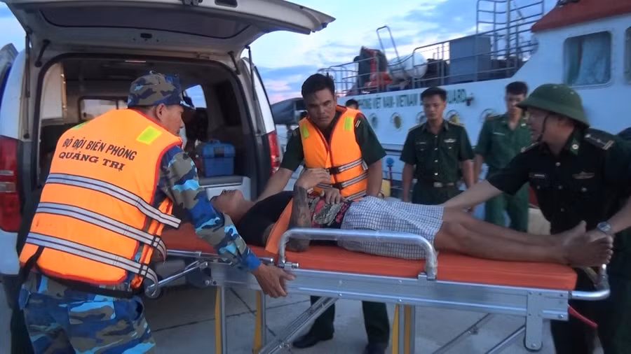 Lốc nhấn chìm tàu cá ở Quảng Bình, 8 người lênh đênh trên biển