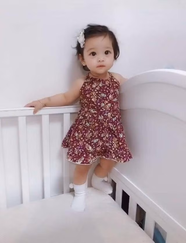 Buồn lòng vì con sinh ra xấu xí, 3 năm sau bé lột xác, đẹp nhất ở đôi mắt 