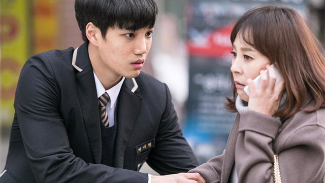 Andante (Gương mặt lạ lẫm): Nữ diễn viên Jeon Mi Seon thường xuyên vào vai người mẹ trong các phim truyền hình Hàn Quốc. Trong dự ánAndante,bà hoá thân mẹ của Si Kyung (Kai), một đứa trẻ nghiện game cấp độ nặng. Vì thành tích học tập bết bát cùng nhiều lần dối trá, anh bị mẹ gửi về sống ở nông thôn để trưởng thành và trải nghiệm. Trong lần kết hợp này, nữ diễn viên gạo cội từng dành lời khen cho Kai - thành viên nhóm nhạc EXO. Nhung vai dien an tuong cua nu dien vien gao coi Han truoc khi tu tu hinh anh 6