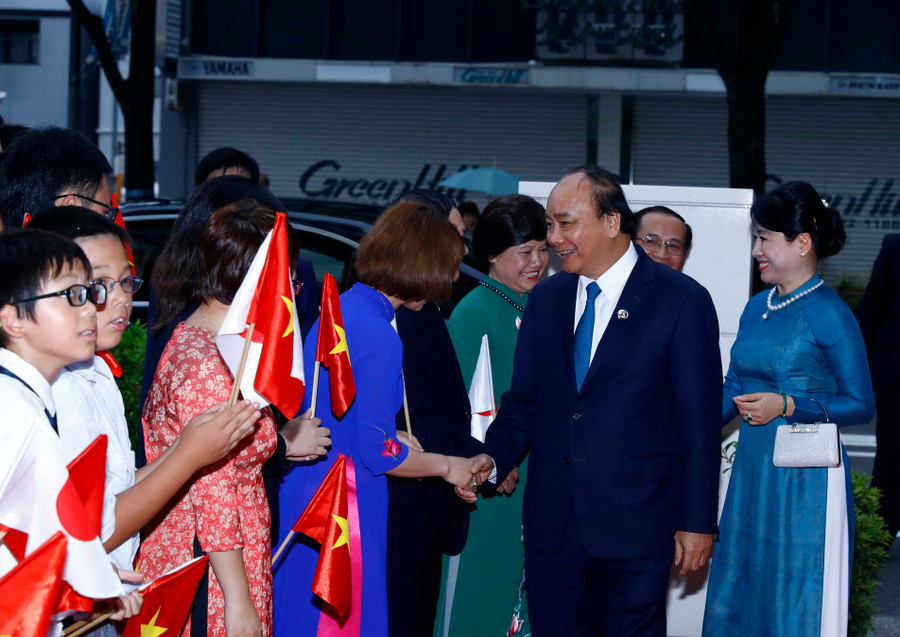 Thủ tướng đến thăm, nói chuyện với cán bộ, nhân viên Tổng lãnh sự quán và đại diện cộng đồng Việt Nam tại Kansai. Ảnh VGP Thủ tướng đến thăm, nói chuyện với cán bộ, nhân viên Tổng lãnh sự quán và đại diện cộng đồng Việt Nam tại Kansai. Ảnh VGP