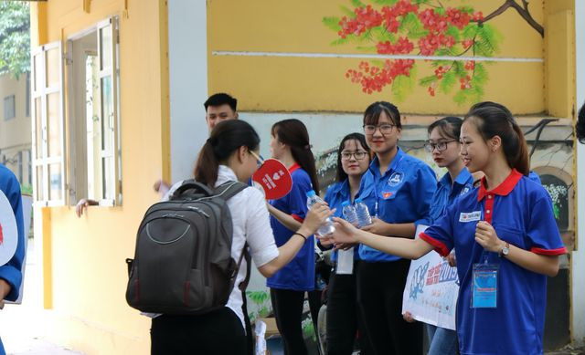 Cụ ông 80 tuổi phát thước kẻ miễn phí trước cổng trường thi - 2 Cụ ông 80 tuổi phát thước kẻ miễn phí trước cổng trường thi - 2