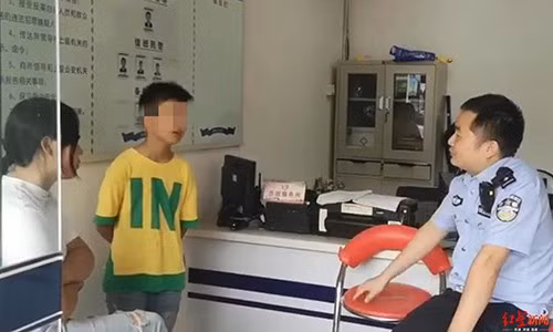  Cậu bé La trình bày lý do muốn ra khỏi nhà với cảnh sát. Ảnh: QQ. 