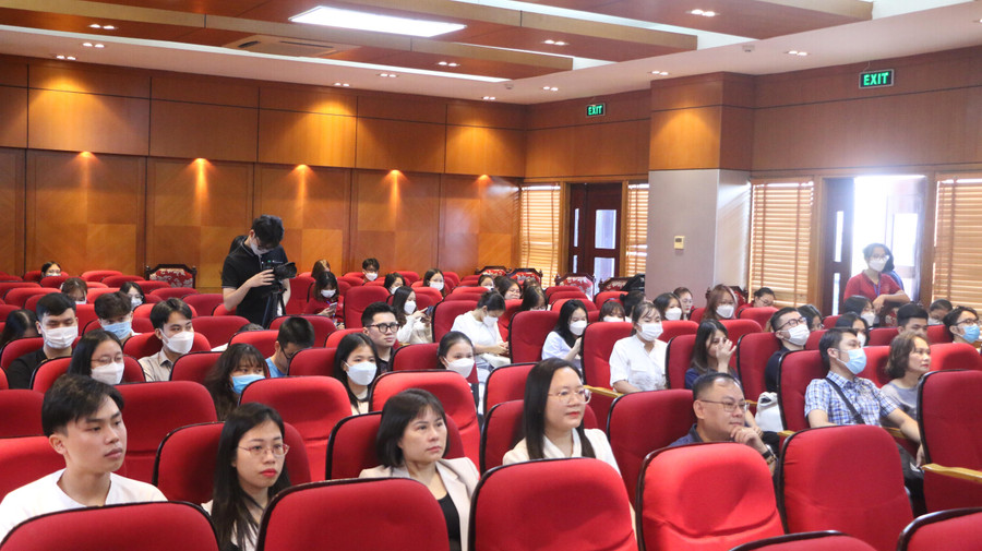 Phiên tòa giả định thu hút sự quan tâm của đông đảo cán bộ, giảng viên và sinh viên trong Khoa Luật. Phiên tòa giả định thu hút sự quan tâm của đông đảo cán bộ, giảng viên và sinh viên trong Khoa Luật.