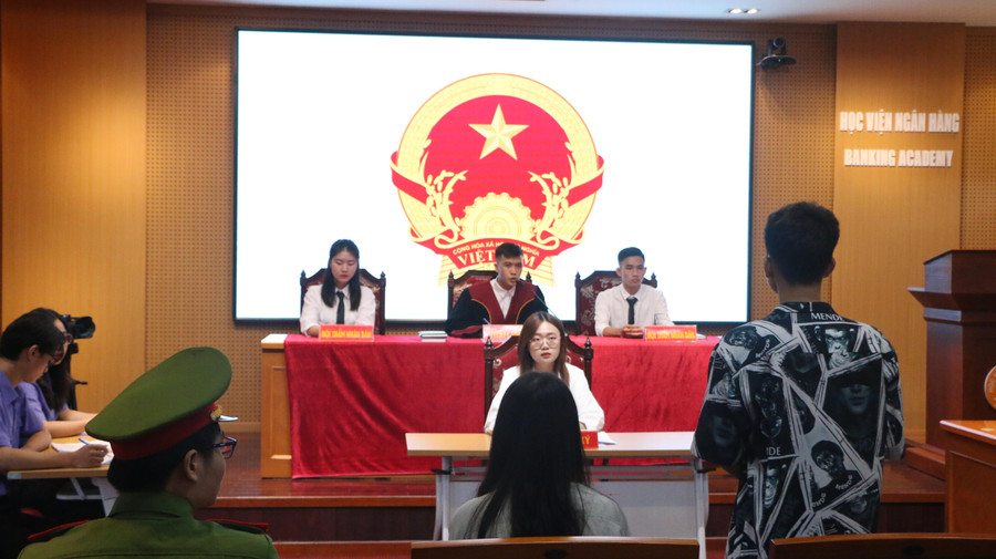 Tất cả các vị trí như bàn Chủ tọa - Hội thẩm nhân dân, đại diện Viện kiểm sát, Thư ký phiên tòa... được sắp xếp giống với một phiên tòa thực tế. Tất cả các vị trí như bàn Chủ tọa - Hội thẩm nhân dân, đại diện Viện kiểm sát, Thư ký phiên tòa... được sắp xếp giống với một phiên tòa thực tế.