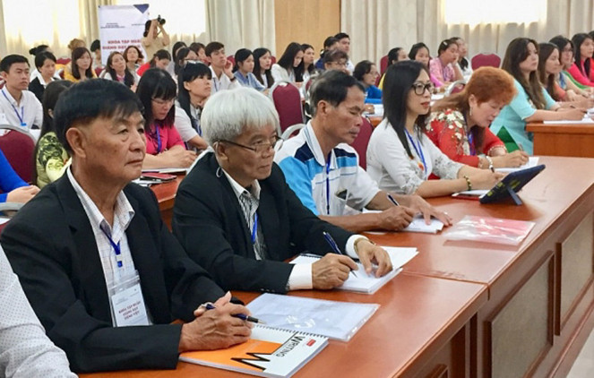 Hơn 80 giáo viên/tình nguyện viên kiều bào đến từ hơn 10 quốc gia và vùng lãnh thổ tham dự khóa tập huấn năm nay Hơn 80 giáo viên/tình nguyện viên kiều bào đến từ hơn 10 quốc gia và vùng lãnh thổ tham dự khóa tập huấn năm nay