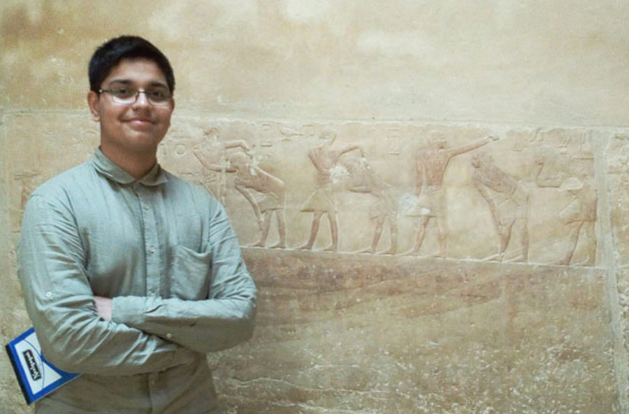 Nghiên cứu chữ tượng hình là một trong những sở thích của Arsh Ali. Ảnh: thebetterindia
