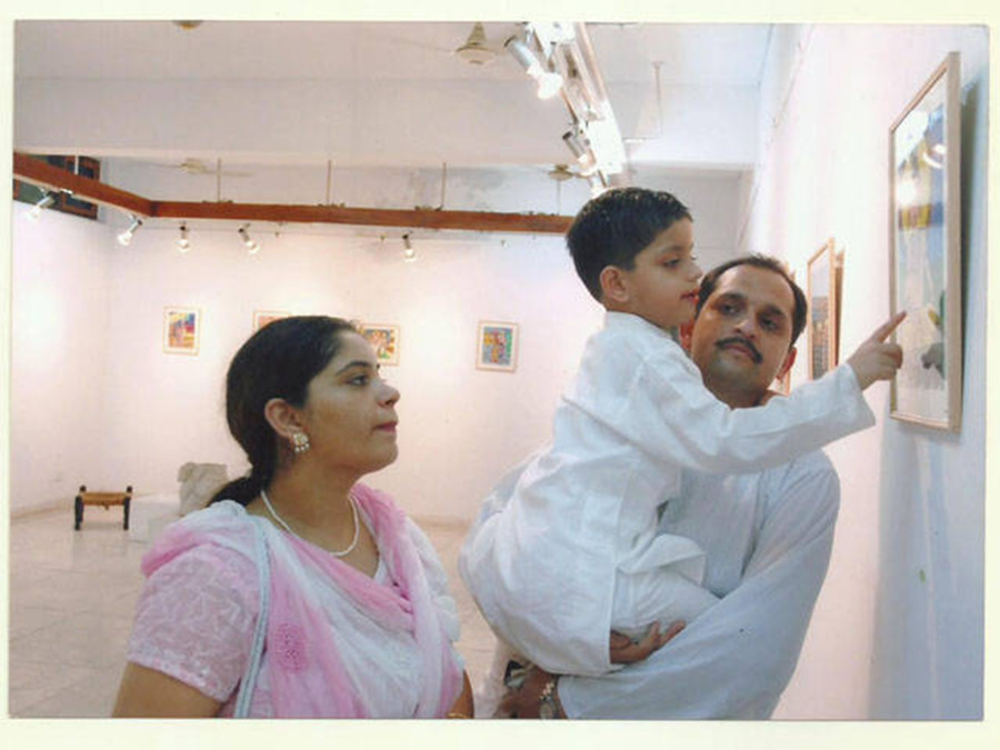 Arsh Ali bên bố mẹ khi còn nhỏ. Ảnh: thebetterindia Arsh Ali bên bố mẹ khi còn nhỏ. Ảnh: thebetterindia