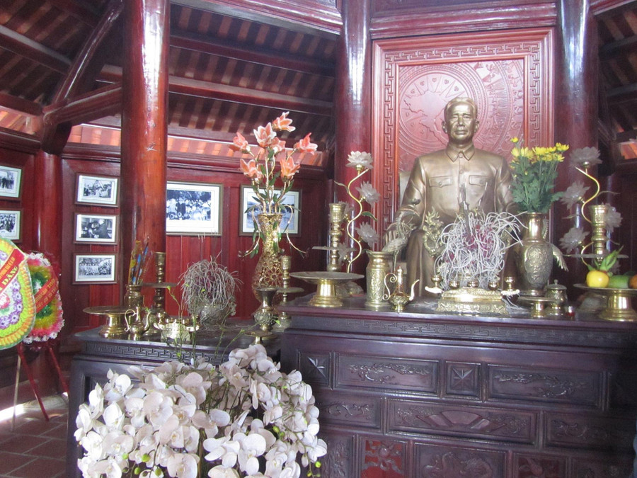 Bức tượng của cố TBT Lê Duẩn trong ngôi đền