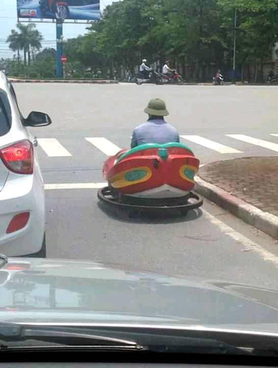 Anh ngồi nhầm không vậy. Anh ngồi nhầm không vậy.