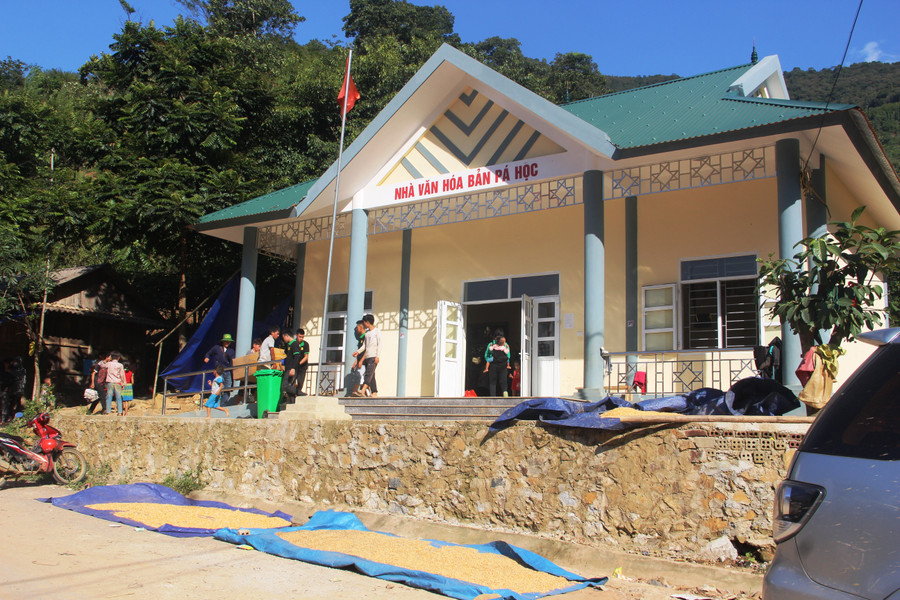 Sau lũ, nhiều gia đình ở bản Pá Hộc đang phải tá túc ở nhà văn hóa của bản