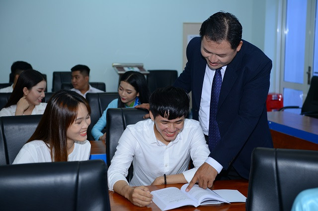 Thầy và trò Trường ĐH Văn Hiến trong một giờ học.