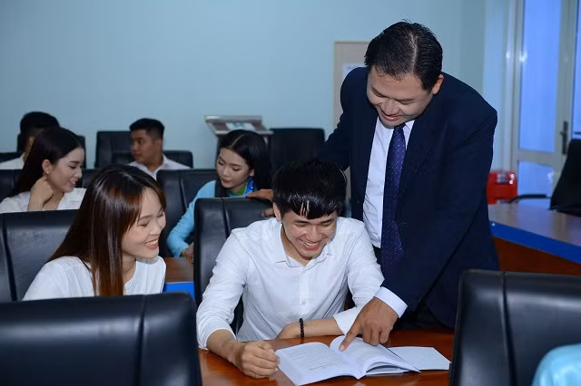 Thầy và trò Trường ĐH Văn Hiến trong một giờ học.