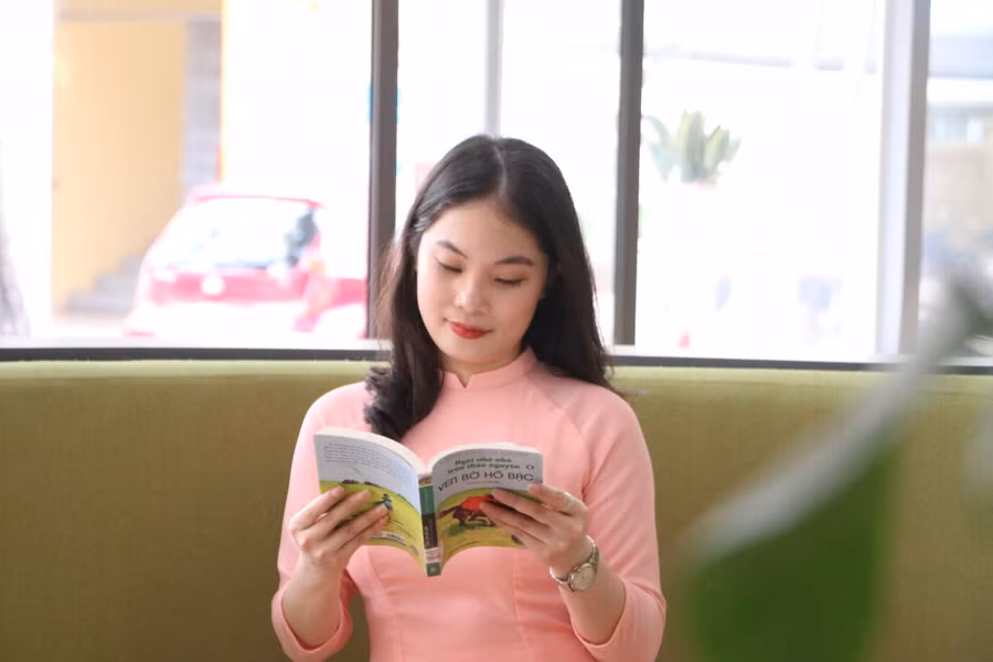 Với việc trang trí cây xanh gần như trong mọi phòng học, phòng thư viện cũng tạo sự thư thái cho cả cô và trò mỗi khi đến trường.