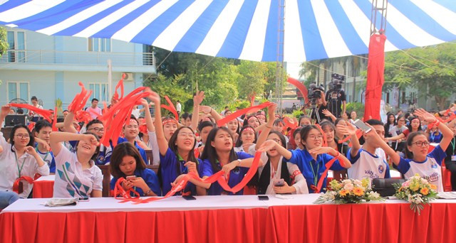 Rất đông sinh viên Trường ĐH Văn Hiến hào hứng tham gia hoạt động hiến máu nhân đạo, cứu người