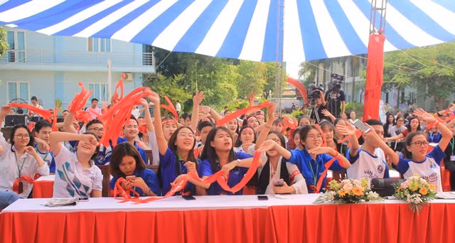 Rất đông sinh viên Trường ĐH Văn Hiến hào hứng tham gia hoạt động hiến máu nhân đạo, cứu người