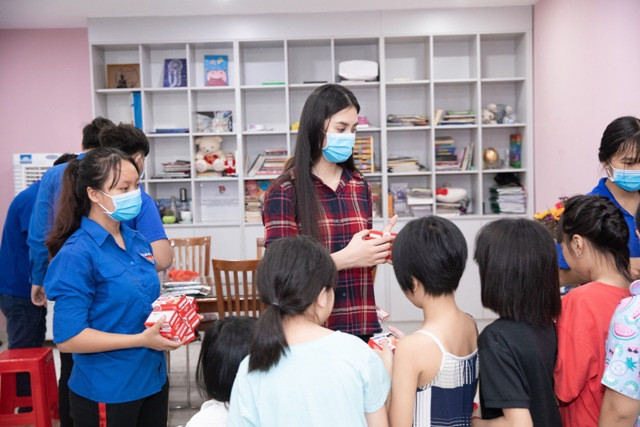 Hoa hậu Tiểu Vy mộc mạc tham gia hiến máu