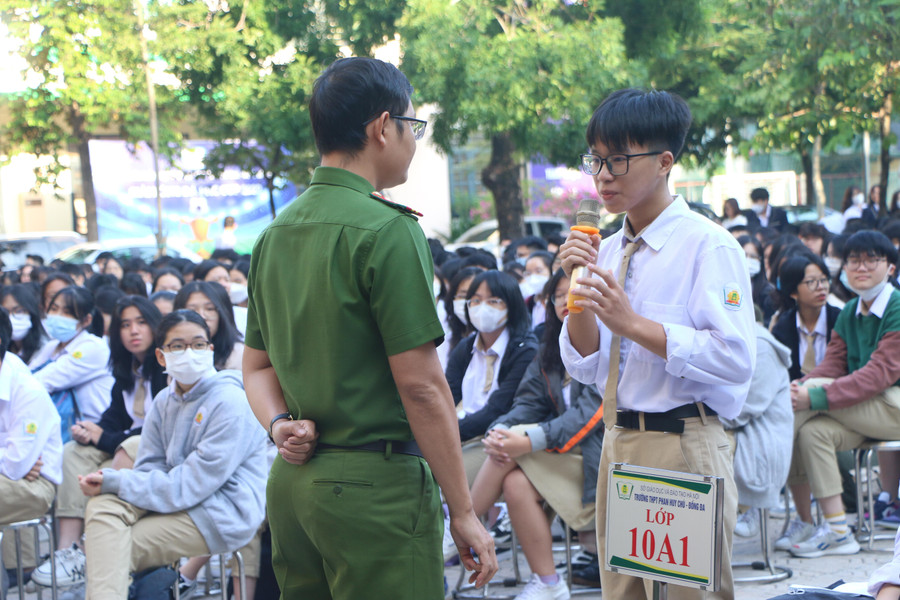 Vị diễn giả đặt câu hỏi giao lưu với các em học sinh Trường Phan Huy Chú. Vị diễn giả đặt câu hỏi giao lưu với các em học sinh Trường Phan Huy Chú.