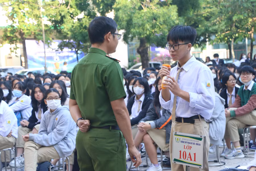 Vị diễn giả đặt câu hỏi giao lưu với các em học sinh Trường Phan Huy Chú.