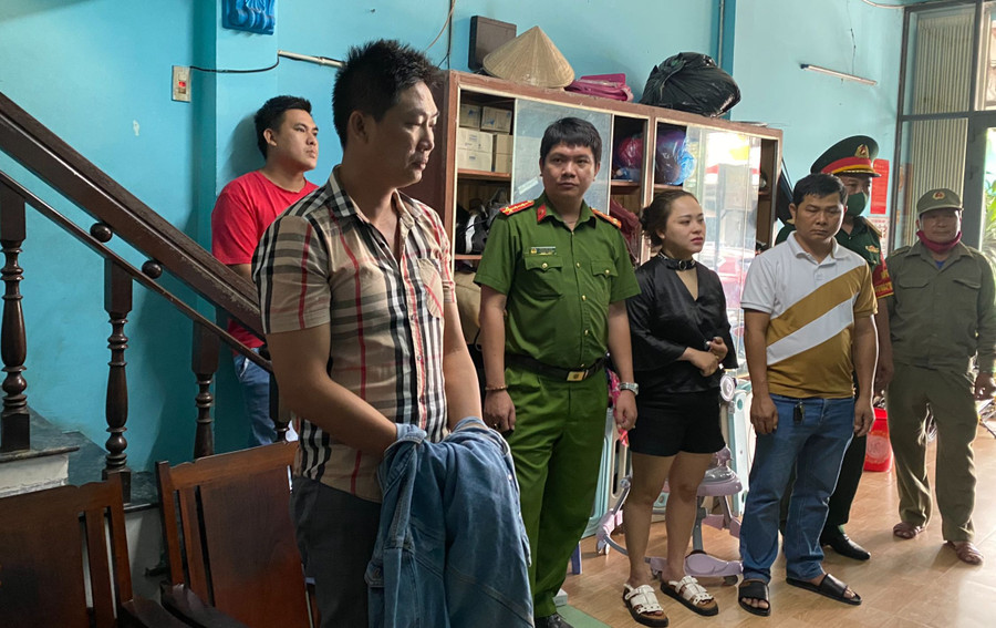 Cơ quan điều tra VKSND tối cao tống đạt quyết định khởi tố bị can đối với Hà Trần Vũ về tội “Đưa hối lộ”. Ảnh CQĐT.