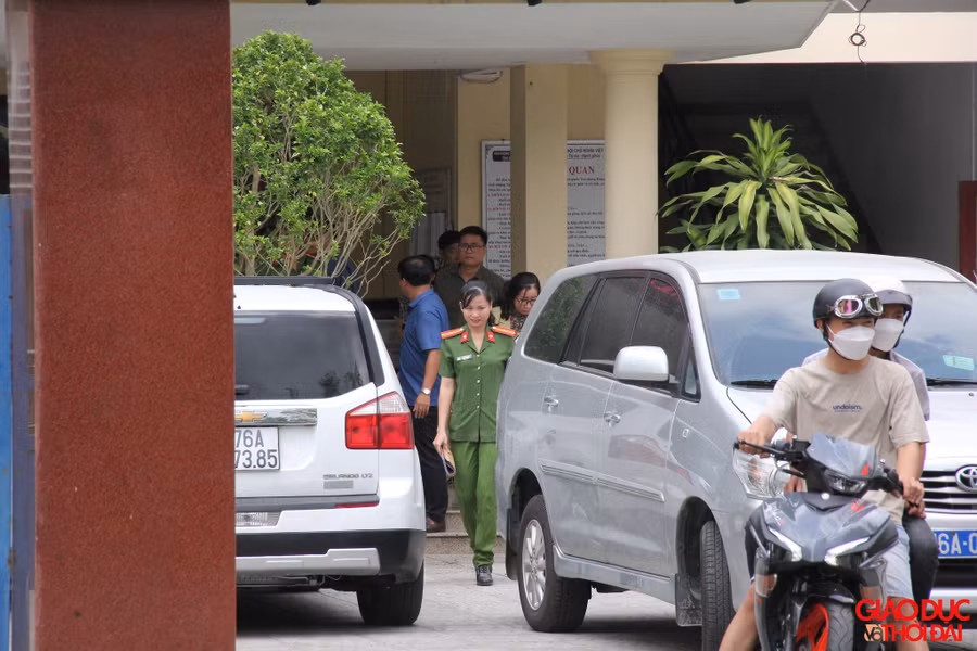 Công an làm việc tại trụ sở Văn phòng Đăng ký đất đai tỉnh Quảng Ngãi.